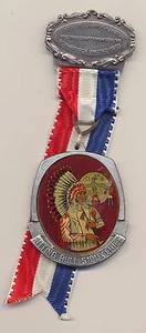 VTG 1973 MEDAILLE DEUTSCHLAND VOLKSMARSCH ANSTECKNADEL SCHWÄBISCH GUMUND SITZENDER BULLE HÄUPTLING - Bild 1 von 2