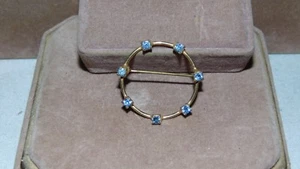 PIN BROCHE REDONDO TONO DORADO VINTAGE CON PIEDRAS GRIS/AZUL CLARO - Imagen 1 de 1
