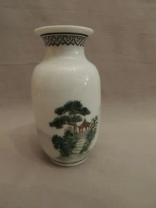 Collectible Chinese porcelain small vase - Picture 1 of 9