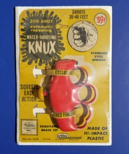 Vintage 1960's Plastic RED Arliss KNUX Water Squirt Pistol Knuckle Style Shooter - Picture 1 of 8