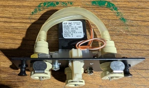Conjunto de válvula solenoide de 3 vías KIP Inc. - 24 VDC - 1/4" - K4LF-62-17-8-1009 -99 - Imagen 1 de 4