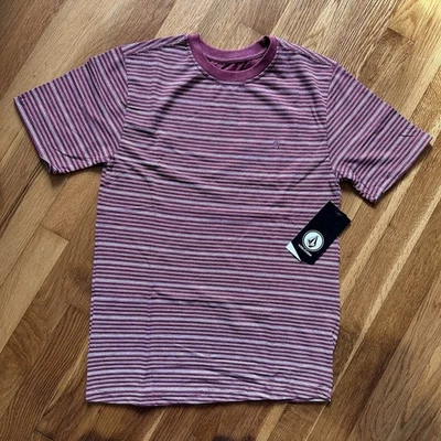 Camiseta Volcom masculina tamanho 14 listrada borgonha manga curta gola redonda nova com etiquetas MSRP: US$ 28 - Imagem 1 de 4