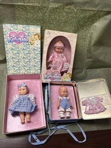 3 Sammler Kewpie Puppen "What a Doll" Blech Brotdose Dorothy 1999 Play and Dis - Bild 1 von 17