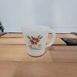 Vintage Milk Glass Mug with Flower Design - Bild 1 von 3