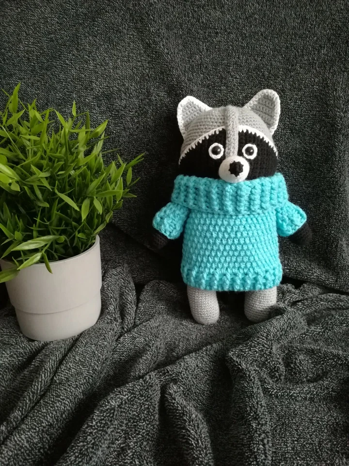 Brinquedo amigurumi guaxinim de crochê bicho de pelúcia com suéter presente feito à mão - Imagem 1 de 4