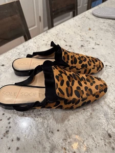 Sole Society Tawni Leopard Kalbshaar schwarze Rüschen-Pantoletten Größe 11 gebraucht, in einwandfreiem Zustand - Bild 1 von 7