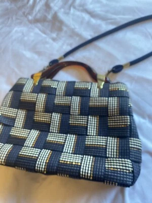 Bolso de Hombro Vintage Italiano Azul Marino Dorado Tejido Cartera Asas Lucite Cremallera Usado en Excelente Condición Foto 1 de 4