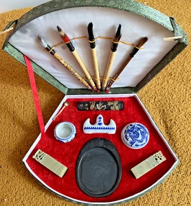 Large Chinese Calligraphy Stationery and 5 Brush Set in Case - Bild 1 von 4