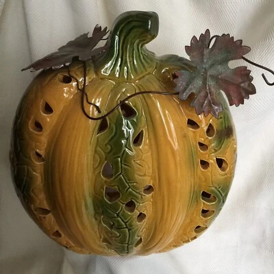 Candelabro grande de cerámica con hojas de alambre de metal 11” H 9 1/2” W 5” D Foto 1 de 4