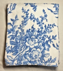 Laura Ashley BATH Towel Bedford White Blue FLORAL 28 x 55 in NWT - Picture 1 of 3