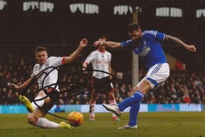 IPSWICH: DARYL MURPHY SIGNED 6x4 ACTION PHOTO+COA - Picture 1 of 1