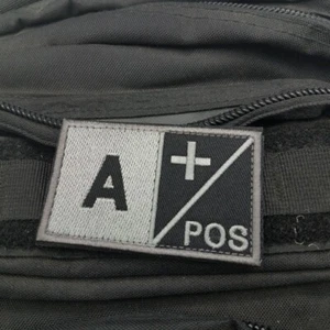 Parche de gancho táctico positivo del ejército A+/POS insignia bordada gris oscuro - Imagen 1 de 5