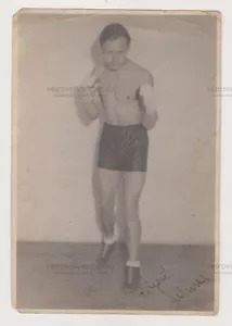 Cariñoso guapo joven boxeador luchador musculoso hombre sin camisa gay foto interna - Imagen 1 de 7