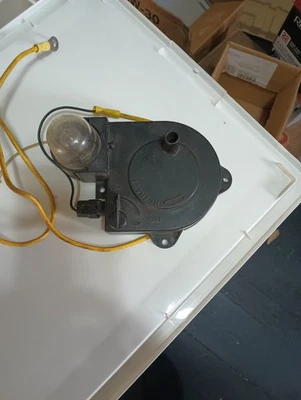 OEM 88 - 95 Chevrolet GMC C1500 Under Hood Retractable Light - Image 1 of 3