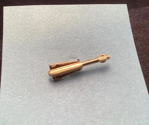 Gold Tone ARROW Lapel Hat Pin - Picture 1 of 4