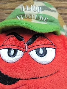 Rote M & M Plüschtier Major Attitude Camouflage Tarnkappe Mean Angry Look - Bild 1 von 24