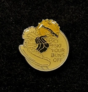 '¡SKI YOUR BUNS OFF!' Humor Novedad Esquí Pin Recuerdo Viaje Solapa Divertida - Imagen 1 de 3