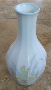 Otagiri small white vase with Yellow iris - Picture 1 of 5