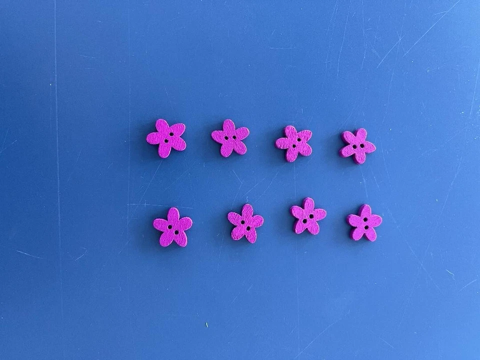NUEVO 5/8 pulgadas Botones de Costura Flor Púrpura Madera Álbum de Recortes Dos Agujeros CANTIDAD 8 Foto 1 de 1