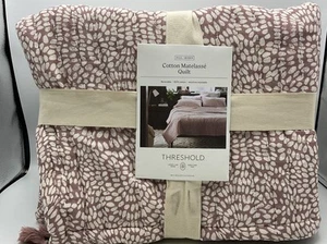 Threshold Full/Queen 100% Cotton Matelasse Quilt Reversible 88 in X92 in. - Picture 1 of 5