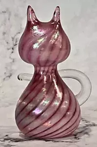 Vintage ARTE VETRO GATTO FERMACARTE SOFFIATO A MANO ROSA VORTICOSO IRRIDESCENTE CIRCA 3" - Foto 1 di 7