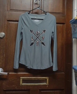 Camisa No Boundaries Gris L/S Cuello en V LOVE Flechas Cruzadas Juniors Talla M (7-9) Foto 1 de 3