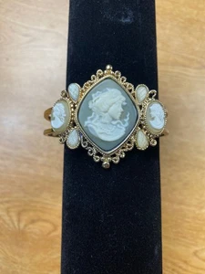 Cameo Clasp Bracelet - Picture 1 of 2