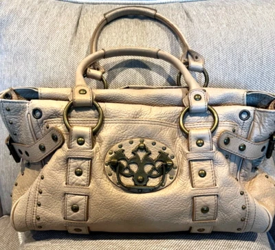 Bolso de mano Betsey Johnson Door Knocker de cuero crema interior con estampado de leopardo  Foto 1 de 4