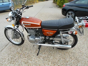 SUZUKI GT185 1974/N FULLY RESTORED SHOW QUALITY ALL NEW OLD STOCK PARTS FITTED - Picture 1 of 8
