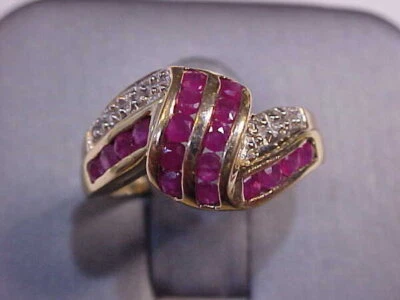 ESTATE NATURAL .90CTW RUBY AND DIAMOND ACCENT RING 10K YELLOW GOLD SIZE 7.25 - Image 1 of 4