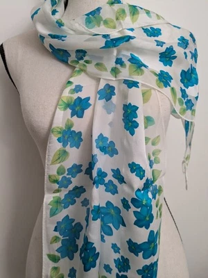 Bufanda floral vintage Jones New York de seda blanca con flores azules 50"x10" Foto 1 de 4