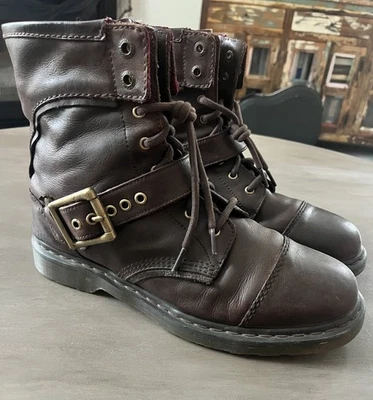 Мужские кожаные байкерские ботинки Doc Martens Triumph 1460 12 M с коричневой пряжкой на шнуровке на лодыжке - Изображение 1 из 4