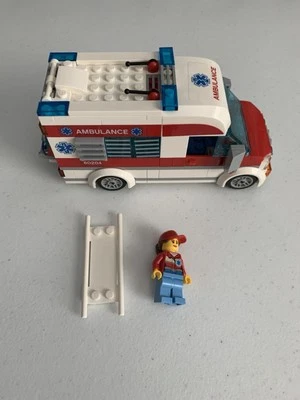 Lego City: City Hospital ambulancia y conductor solamente - del conjunto # 60204 - leer descripción Foto 1 de 4
