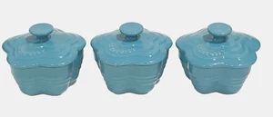 Le Creuset 3 Stück Mini Cocotte blumenförmige Ramekins mit Deckel türkis Neu im Karton - Bild 1 von 6