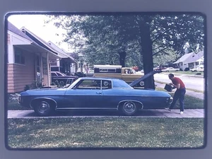 De colección 1970 35 mm Slide - Hombre con Chevrolet Caprice Car Driveway - Kodachrome - Imagen 1 de 1