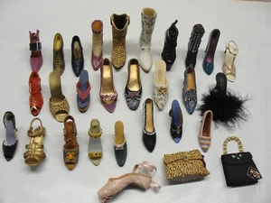 KONVOLUT 29 VERSCHIEDENE MINIATUR SCHUHE STIEFEL HIGH HEELS GELDBÖRSE BALLETT - Bild 1 von 7