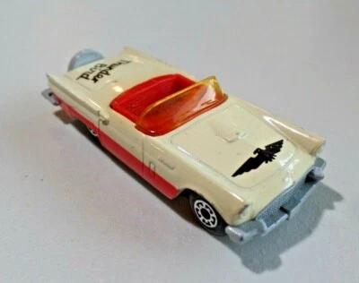 Ford Thunderbird 1957 de colección Matchbox convertible rojo crema mitad inferior A129 Foto 1 de 4