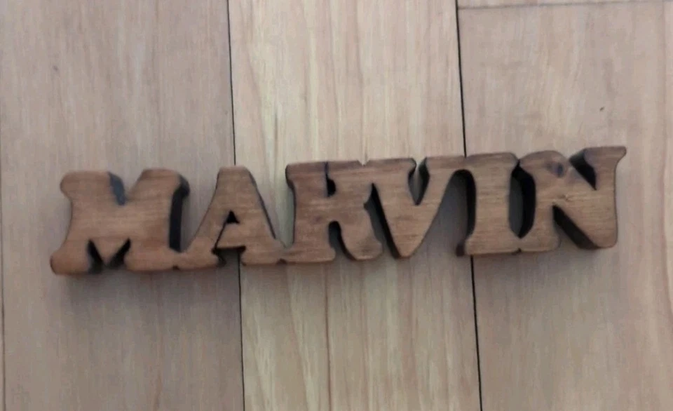 Placa de identificación de escritorio personalizada Marvin estante decoración oficina placa de identificación personalizada hecha a mano Foto 1 de 4