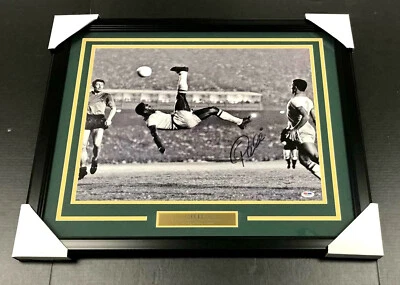 FOTO AUTOGRAFIADA POR PELÉ FIRMADA ENMARCADA 16X20 BICICLETA BRASIL KICK BAS BECKETT CERTIFICADO DE AUTENTICIDAD Foto 1 de 2