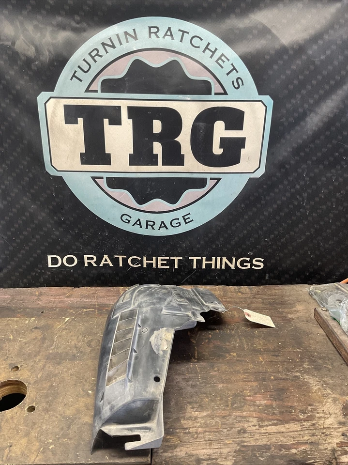 03-08 Nissan 350Z Infiniti G35 protetor contra respingos traseiro direito 78818-CD000 - Imagem 1 de 4