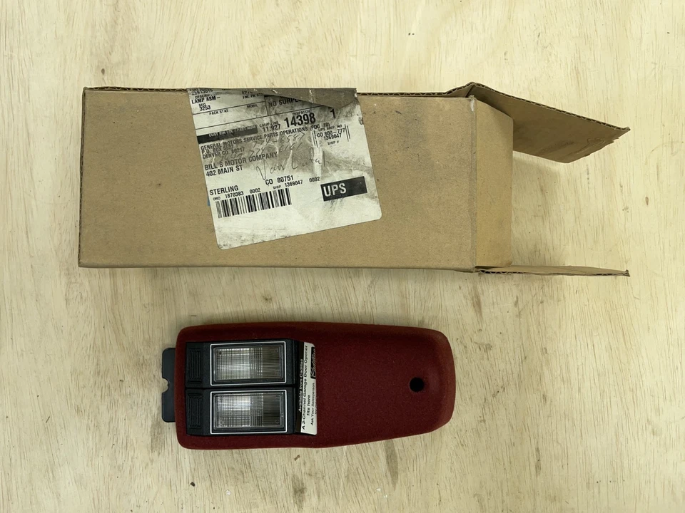 GM OEM Parabrisas Cabezal Cortesía Lámpara de Lectura Roja 90-93 Deville Fleetwood - Nuevo de Lote Antiguo Foto 1 de 4