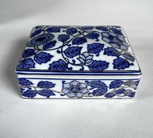 Vintage Blue & White Floral Porcelain Gold Tone Accent Jewelry Trinket Box - Picture 1 of 12