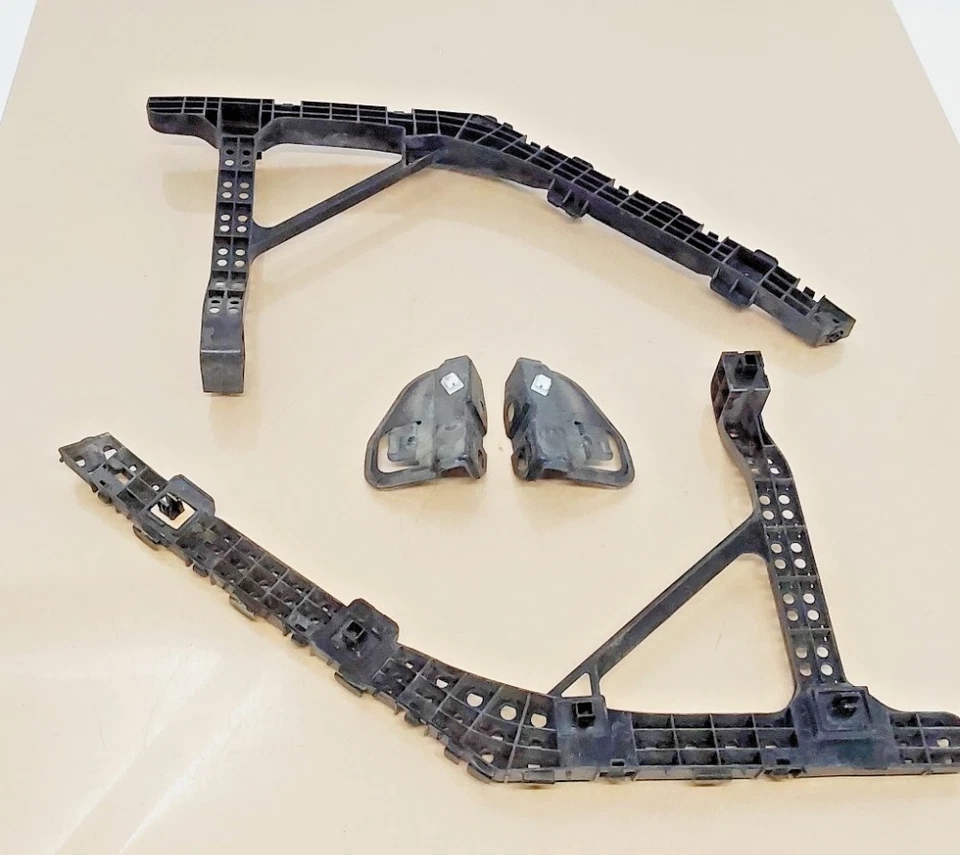 Par de retenedores de parachoques trasero derecho e izquierdo Honda Insight 2014 OEM Foto 1 de 4