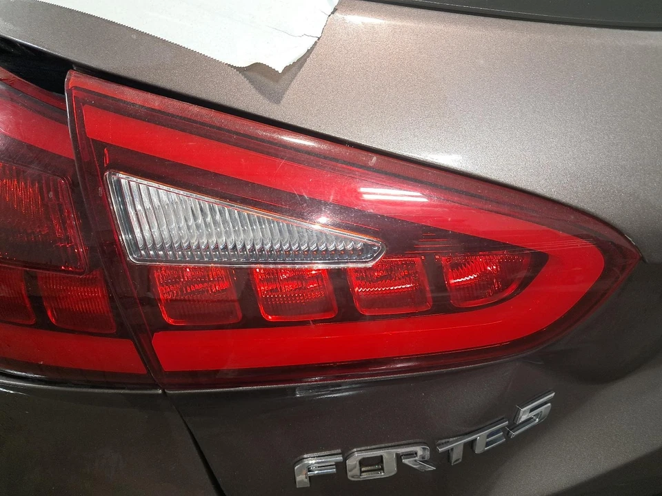 Conjunto de luz trasera izquierda usado se adapta a: Kia Forte 2014 hatchback incandescente liftga Foto 1 de 4