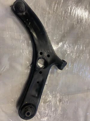 Brazo de control inferior delantero izquierdo KIA RIO 2012-2017 usado OEM 545001W000 Foto 1 de 4
