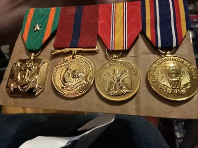 4 medallas anodizadas del Cuerpo de Marines como se muestra ack diseñadas montadas por Hammond Design Foto 1 de 3