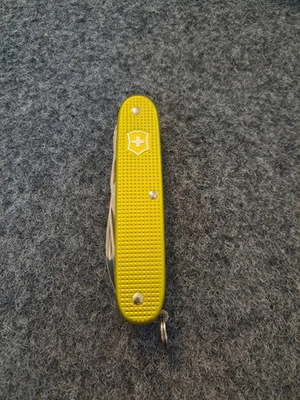 Navaja suiza VICTORINOX Pioneer X Alox EDICIÓN LIMITADA 2023 amarilla Foto 1 de 4