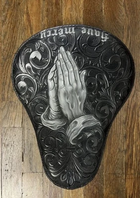 Bobber 100% mecanizado y cosido a mano, asiento negro picadora. Manos rezando Foto 1 de 4