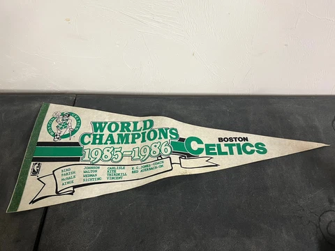 BOSTON CELTICS WORLD CHAMPIONS 1985-1986 Vintage Pennant w/ Roster (Larry Bird) Cover