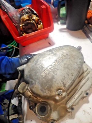 Capa de embreagem/tampa lateral do motor Honda SL100 1971 - Imagem 1 de 4